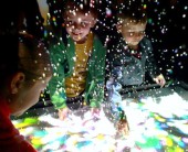 的場やすし/山野真吾/徳井太郎《splash display》(C)yasushi MATOBAshingo YAMANOtaro TOKUI 協力:電気通信大学小池研究室