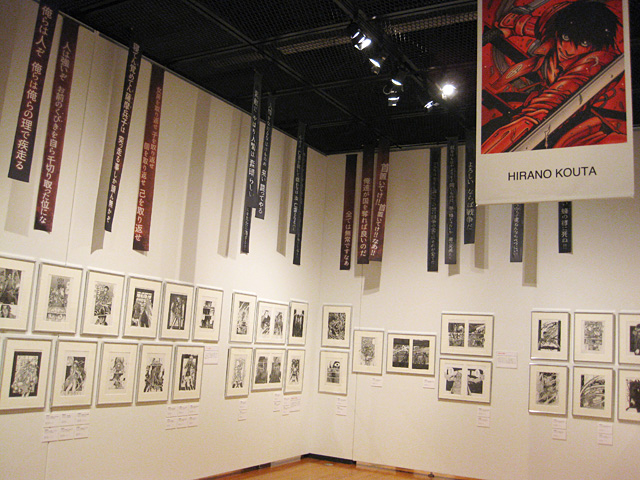 天井には『HELLSING』と『ドリフターズ』の二作品の有名な台詞を印刷したのぼりが展示