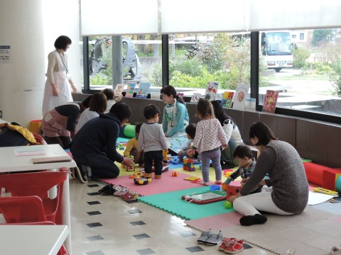 ママカフェ特別企画「ママカフェ&わいわい読み聞かせ inライブラリー」